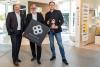 Hans-Peter Moser (geschäftsführender Gesellschafter GC-GRUPPE ÖSTERREICH), Christian Kummer (Sortimentsleiter Sanitär) und Borislav Kosanovic (ELEMENTS Ausstellungsleitung Brunn am Gebirge) (v.l.n.r.) präsentieren den neuen BADTRÄUME-Katalog (c) ELEMENTS