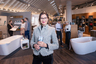 Jasmin Holter-Hofer, HOLTER Geschäftsführung, freut sich mit ihren Mitarbeiterinnen und Mitarbeitern über die Auszeichnung als bester Arbeitgeber Österreichs im Großhandel. (c) HOLTER, Lukas Ilgner