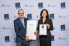 bluMartin-Geschäftsführer Bernhard Martin und Marketing Managerin Astrid Kahle freuen sich über den ICONIC AWARD für das Lüftungssystem freeAir. (c) Lutz Sternstein, www.phocst.com