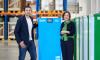 ÖkoFEN-Geschäftsführer Stefan Ortner und UNICEF Österreich-Vertreterin
Dr. Anna Gudra mit der 100.000sten Pelletsheizung im UNICEF-Sonderdesign. (c) ÖkoFEN