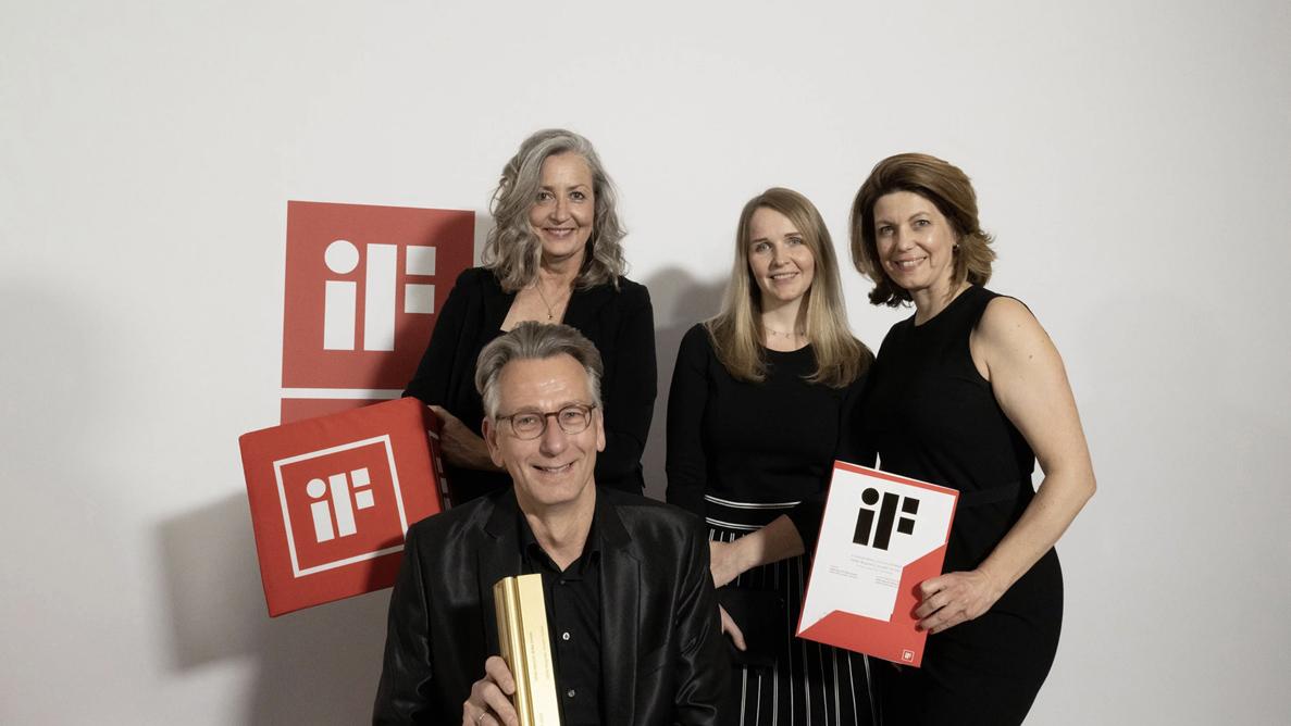 Thorsten Stute (GF HEWI), Christiane Küper (Bereichsleitung Brand + Sales), Ann-Kristin Block (Ltg. Marketing) und Christina Marpe-Engelhardt (Ass. der Geschäftsführung) bei der Preisverleihung der iF Design Awards 2024 (v.l.n.r.).