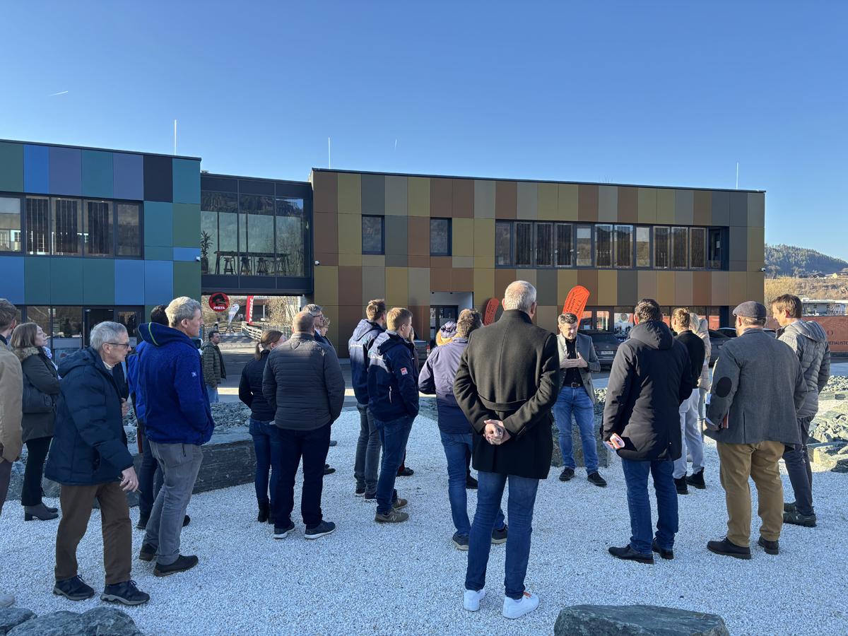 Präsentation des neuen Sonnenkraft Campus - Eine visionäre Architektur mit einer eindrucksvollen Fassade aus farbigen PV-Modulen, die Design und nachhaltige Energiegewinnung vereint.  