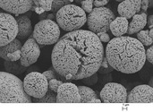 Rasterelektronische Aufnahme der Hochoberflächen-Nickelelektrode mit 1µm-Auflösung mit erkennbarer Nanostruktur der Einzelpartikel.